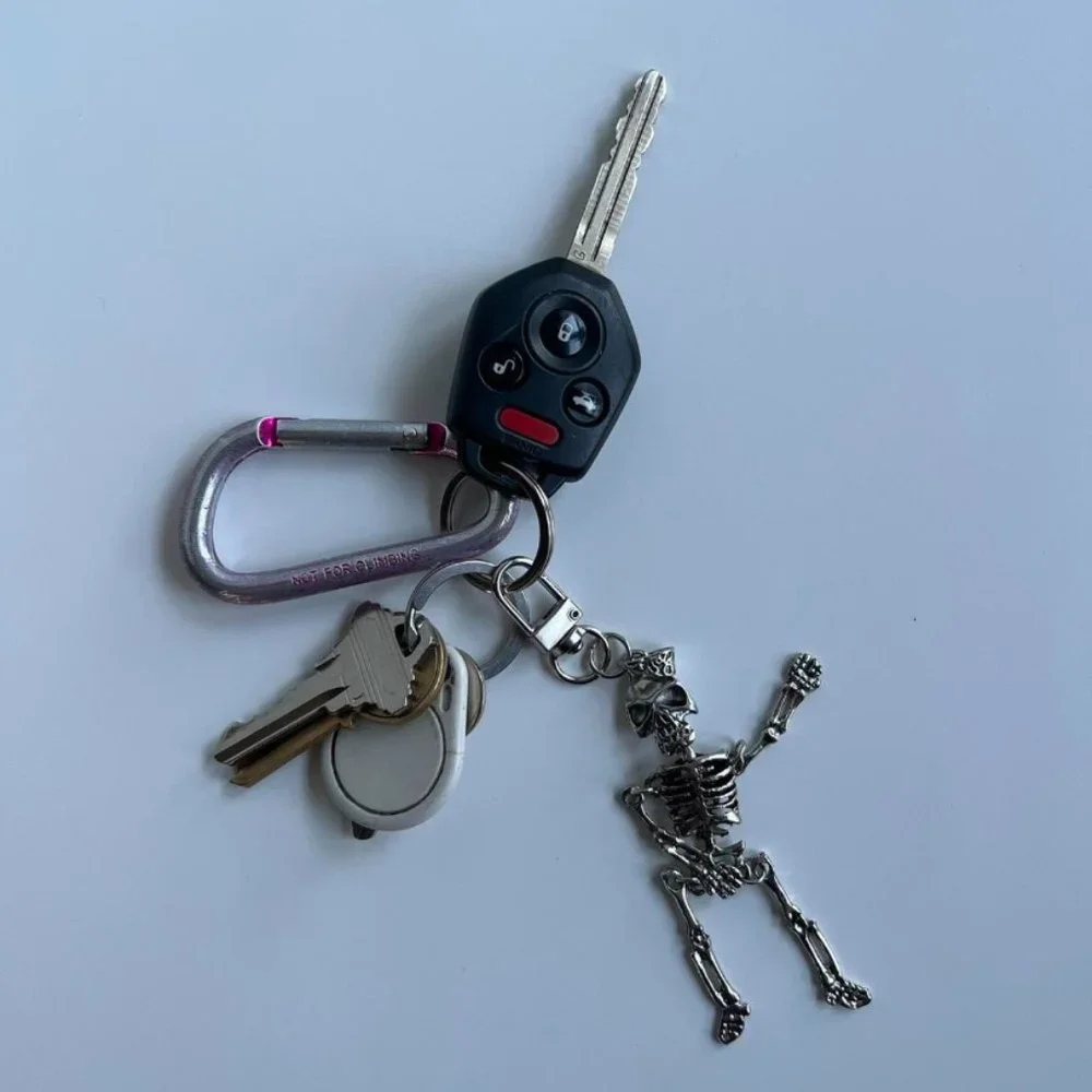 Y2K 2000s vintage skeleton grunge skull gothic silver keychain